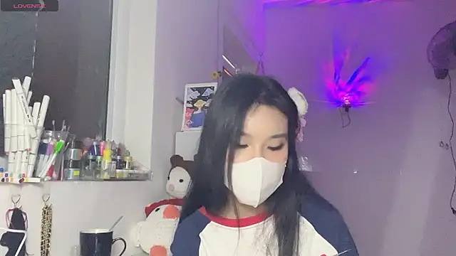 Tieu-May: διαδικτυακό σόου στην κάμερα