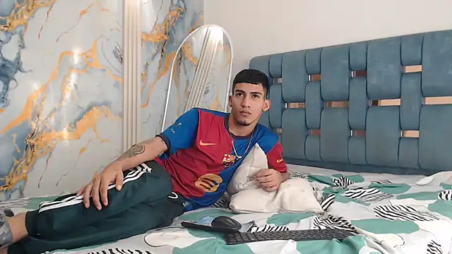 HORNY_PRETTY: διαδικτυακό σόου στην κάμερα