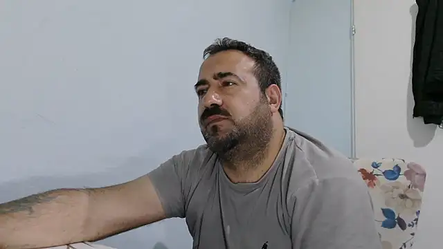 mio_jaks: διαδικτυακό σόου στην κάμερα