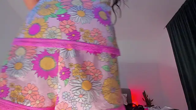 Larisa_low Show in webcam