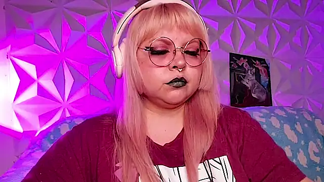 Satyn_doll élő XXX-chatje