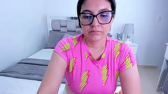 Camilaa_bueno Adlı Modelin Canlı XXX Sohbeti