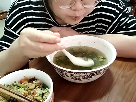 AngelwithEcup: онлайн-секс-чат