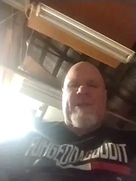 Reddog833 Show in webcam