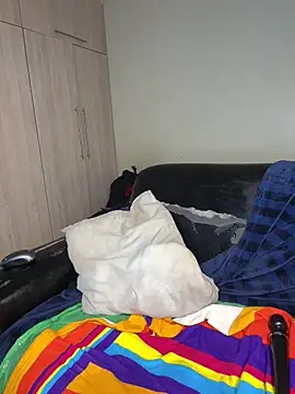 Kikie23: διαδικτυακό σόου στην κάμερα