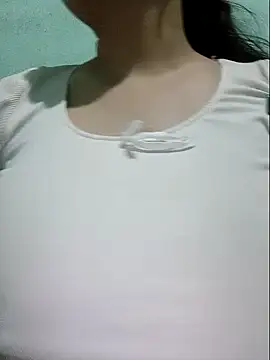 Shine_Mai: διαδικτυακό σόου στην κάμερα