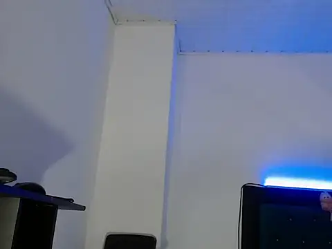 Pokazy przed kamerką – hotboyluxe