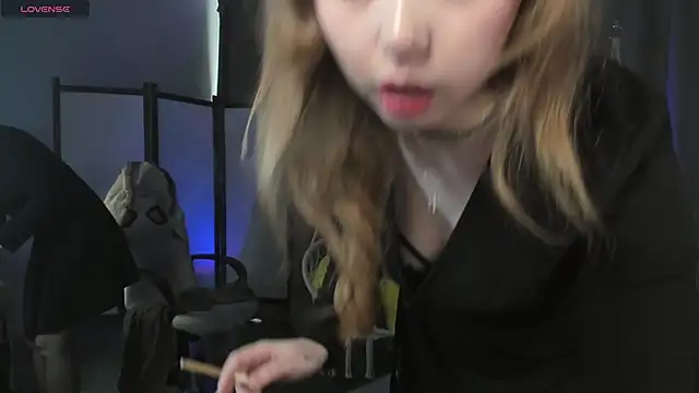 LeonaHicks' Live XXX Chat