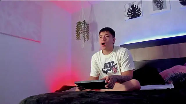 kai_lana: διαδικτυακό σόου στην κάμερα