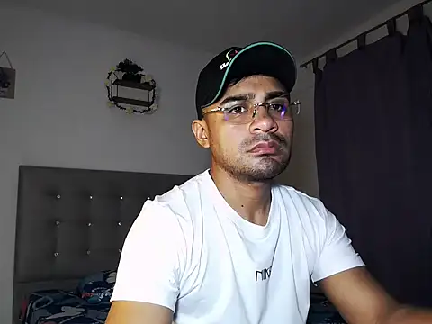 Вебкам-шоу zeussexyhot