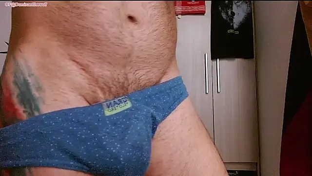 DominanThewolff: διαδικτυακό σόου στην κάμερα