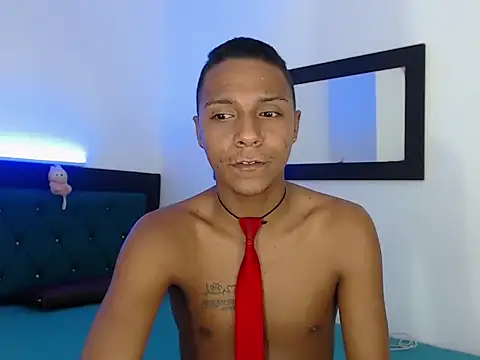 Pokazy przed kamerką – hotboyluxe