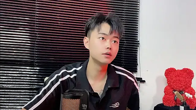 Show modela GUCCI-BOY1314 na web-kameri