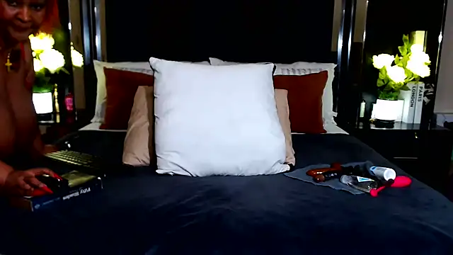 Chatroom XXX en direct de MONSTERTITS44DDD