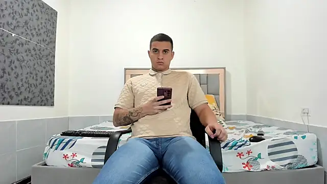 simookeler: διαδικτυακό σόου στην κάμερα