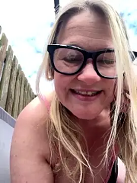 SuzieSub's Live XXX Chat