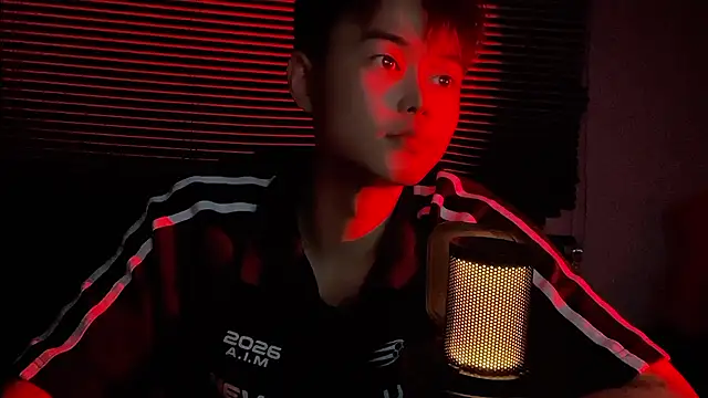 GUCCI-BOY1314: διαδικτυακό σόου στην κάμερα