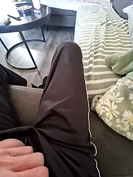 hornyman18cm39 在線直播表演