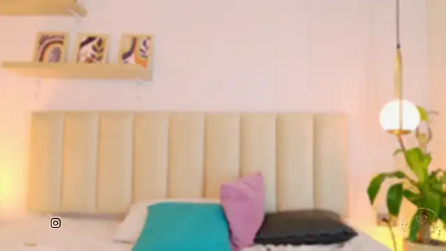 Emely_Deluxe: διαδικτυακό σόου στην κάμερα