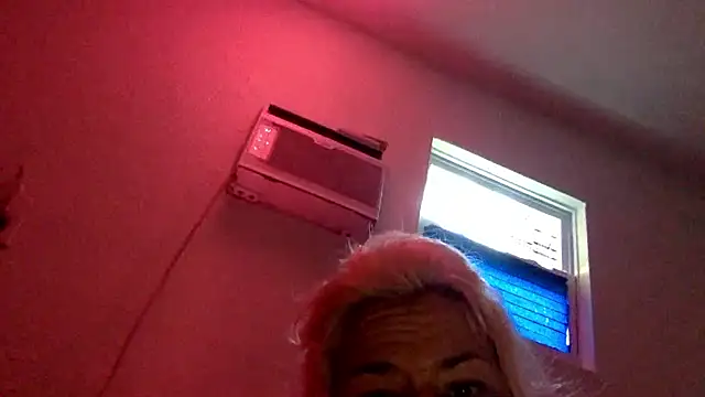 toomuchofafreak's Webcam Show