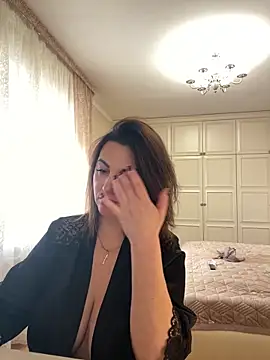 Dina0908: διαδικτυακό σόου στην κάμερα