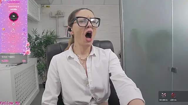 Chatroom XXX en direct de EllaMilf_