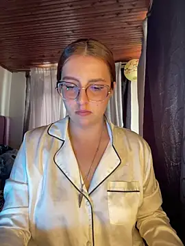 XXX chat uživo modela CoraVibes