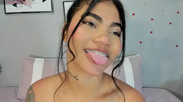 Show modela PauleteW10 na web-kameri