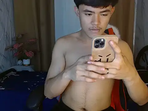 YourNaughtyTwink_69 网络视讯表演