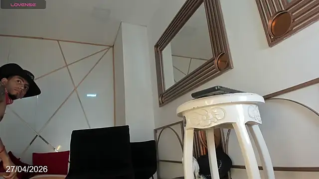 Alejo_strong24: διαδικτυακό σόου στην κάμερα