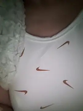 Meii-meyy: διαδικτυακό σόου στην κάμερα