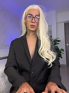 miss_tatiana_: διαδικτυακό σόου στην κάμερα