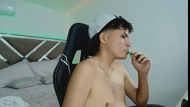 Luca_Voss élő XXX-chatje