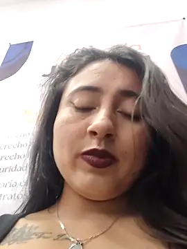 _Sarah-Office1: διαδικτυακό σόου στην κάμερα