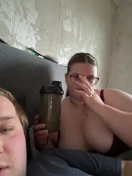 Show modela CurvyPaar2 na web-kameri