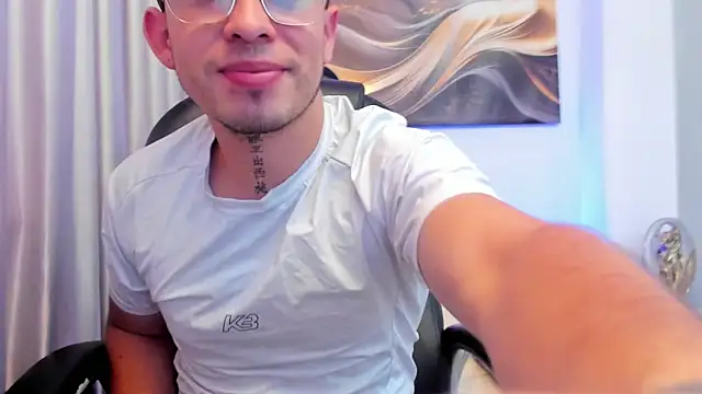 Tommas_Jhonson: διαδικτυακό σόου στην κάμερα