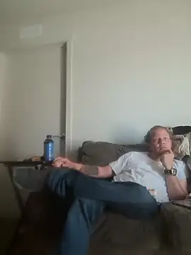 yourMasterisBored: διαδικτυακό σόου στην κάμερα