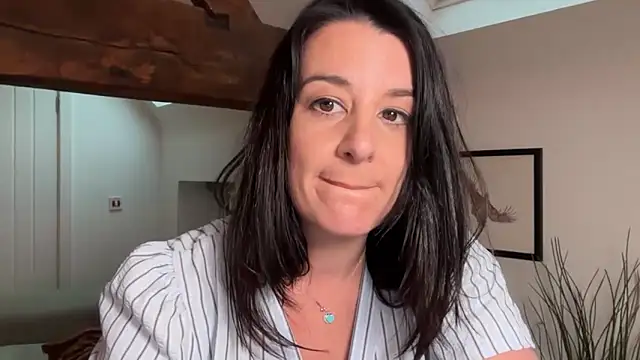 yourcassiexo: διαδικτυακό σόου στην κάμερα