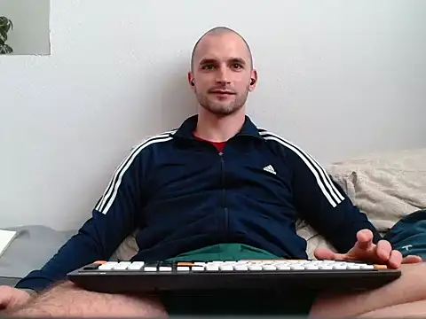 OskarBreno: διαδικτυακό σόου στην κάμερα