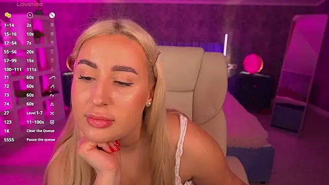 Chatroom XXX en direct de LiaBrazzerr