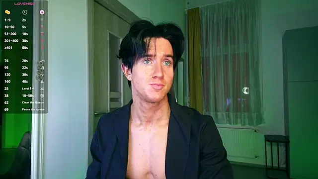 ChristianLevine_ Show in webcam