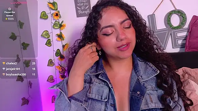 emiily_curly's Live XXX Chat