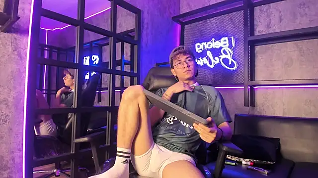 Show modela AngeloBellini na web-kameri