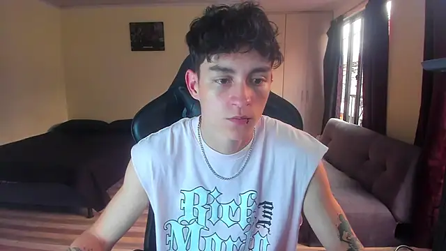 Luke_Chill Show in webcam