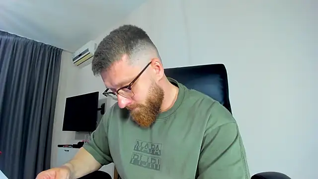 Show modela Findom_guy na web-kameri