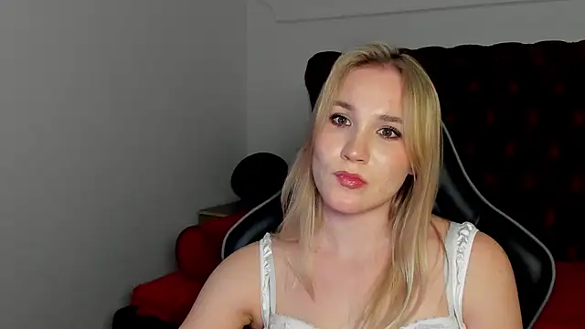 ElaraVoltage's Webcam Show