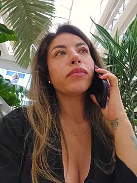 Karen_San_Miguel: απευθείας συνομιλία ΧΧΧ