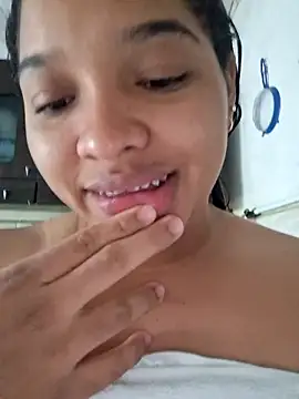 AnnaMil3J Adlı Modelin Canlı XXX Sohbeti