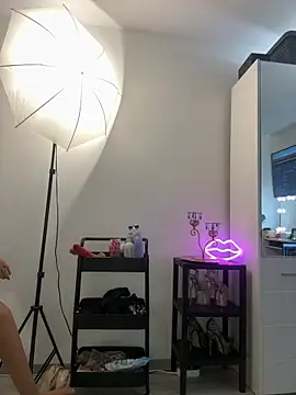 krysstal003 Adlı Modelin Canlı XXX Sohbeti