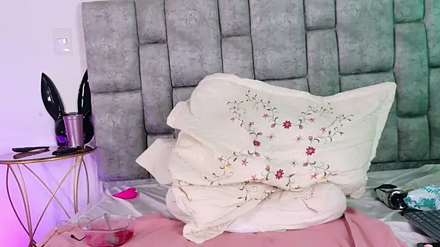 Chatroom XXX en direct de MiiaBlumm_